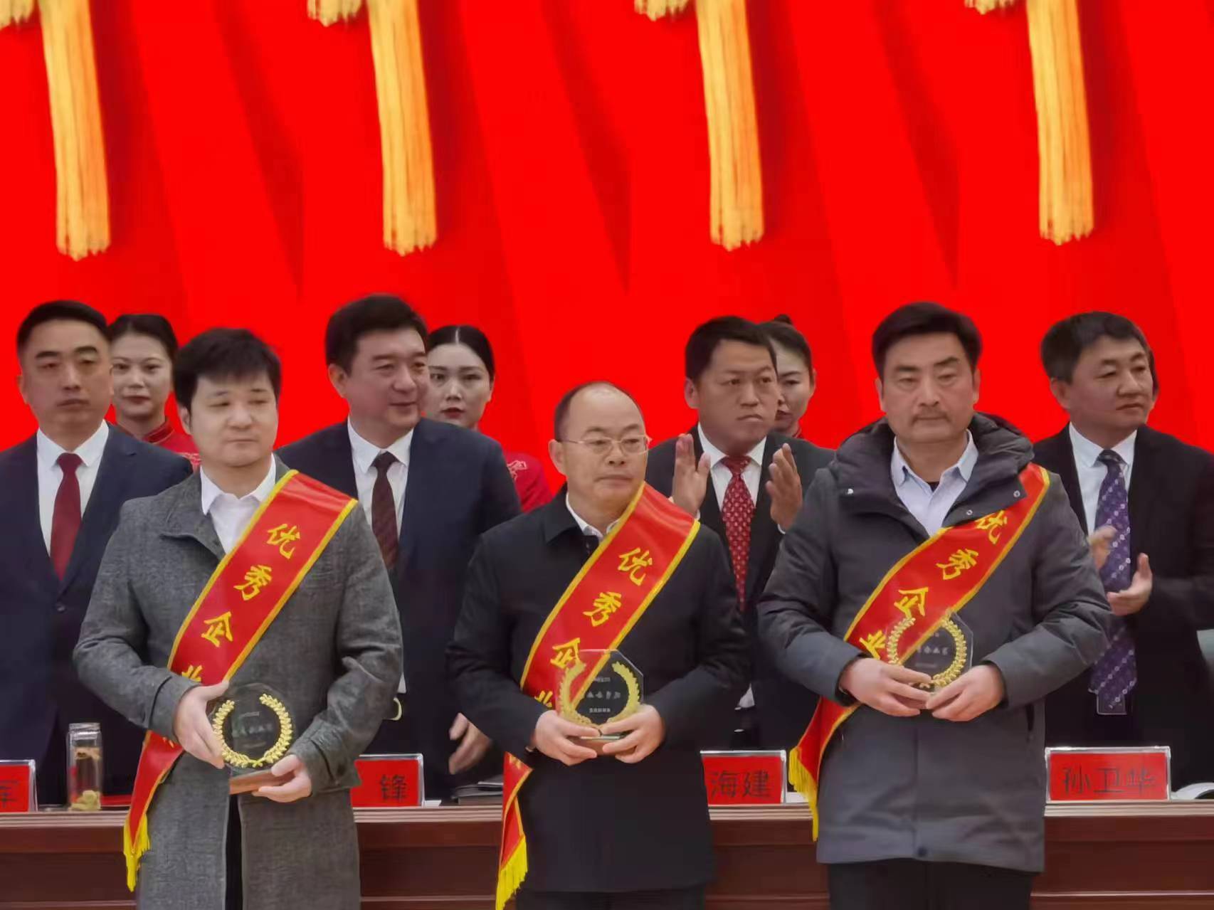 總經(jīng)理領(lǐng)獎(jiǎng)2024.2.23.jpg
